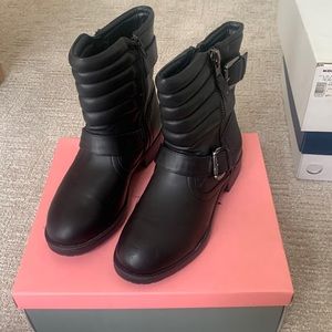 Lightly worn. Good condition. Size 7. Fits true to size.